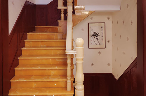 七坊镇中式别墅室内汉白玉石楼梯的定制安装装饰效果